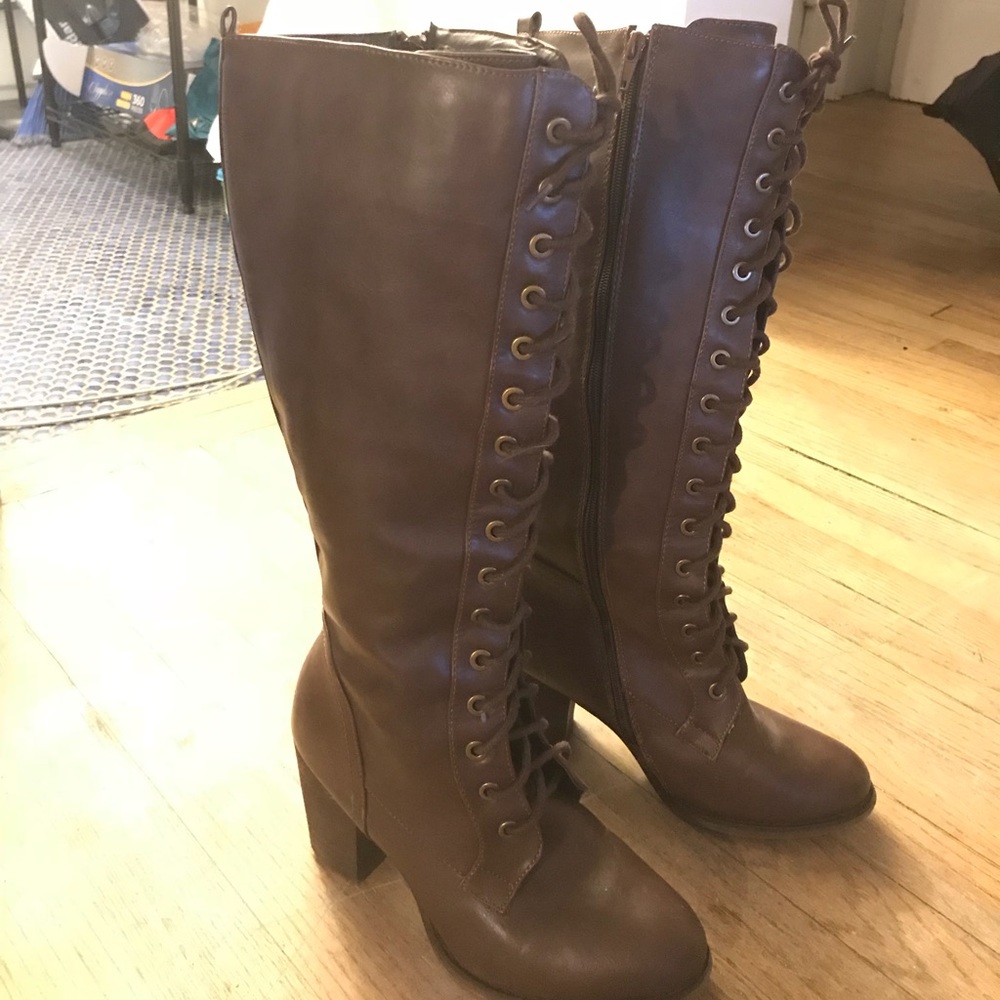 *Like new* Brown knee high lace up boots